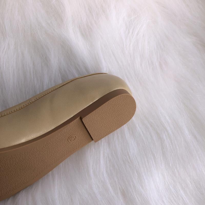 クリームカラー足袋シューズ