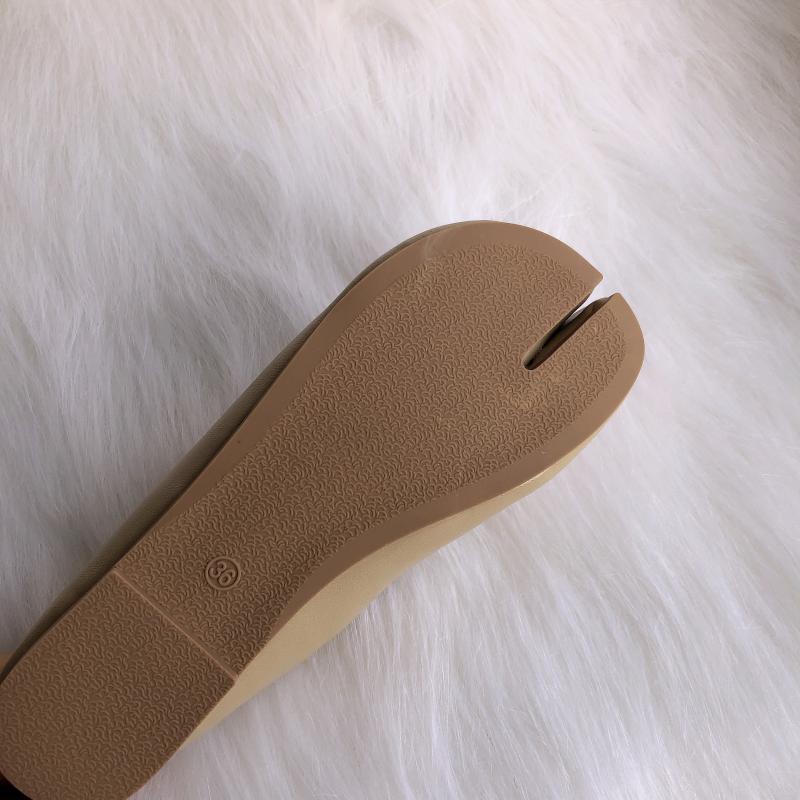 クリームカラー足袋シューズ